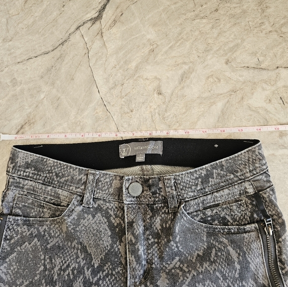 Wit & Wisdom Gray Snake Print Skinny Jeans Size 2 - Picture 4 of 7